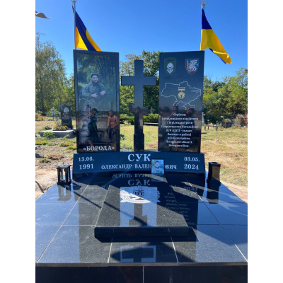 Пам'ятник військовому з чорного граніту